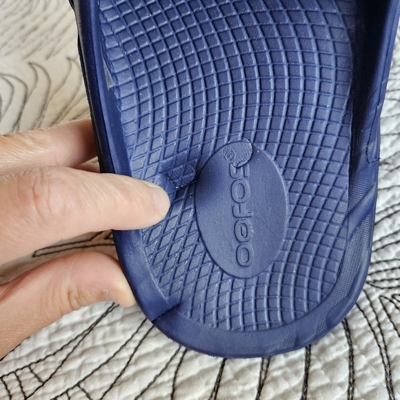 VGUC OOFOS Ooahh Recovery Slide Sandals Deep Navy Comfort Unisex M8 W10 - Picture 8 of 14